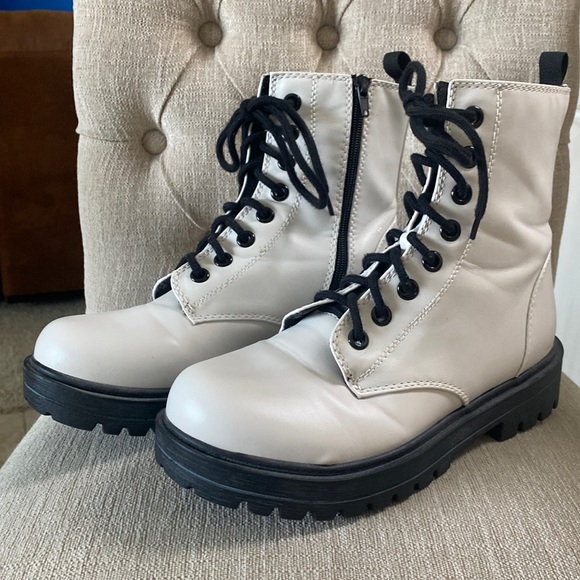 Unr8ed EUC White & Black Lace Up Zip Closure Beautiful Combat Boots - Sz 10 - Picture 2 of 16